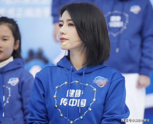 高圆圆和网红合影,时尚跨界友谊升温